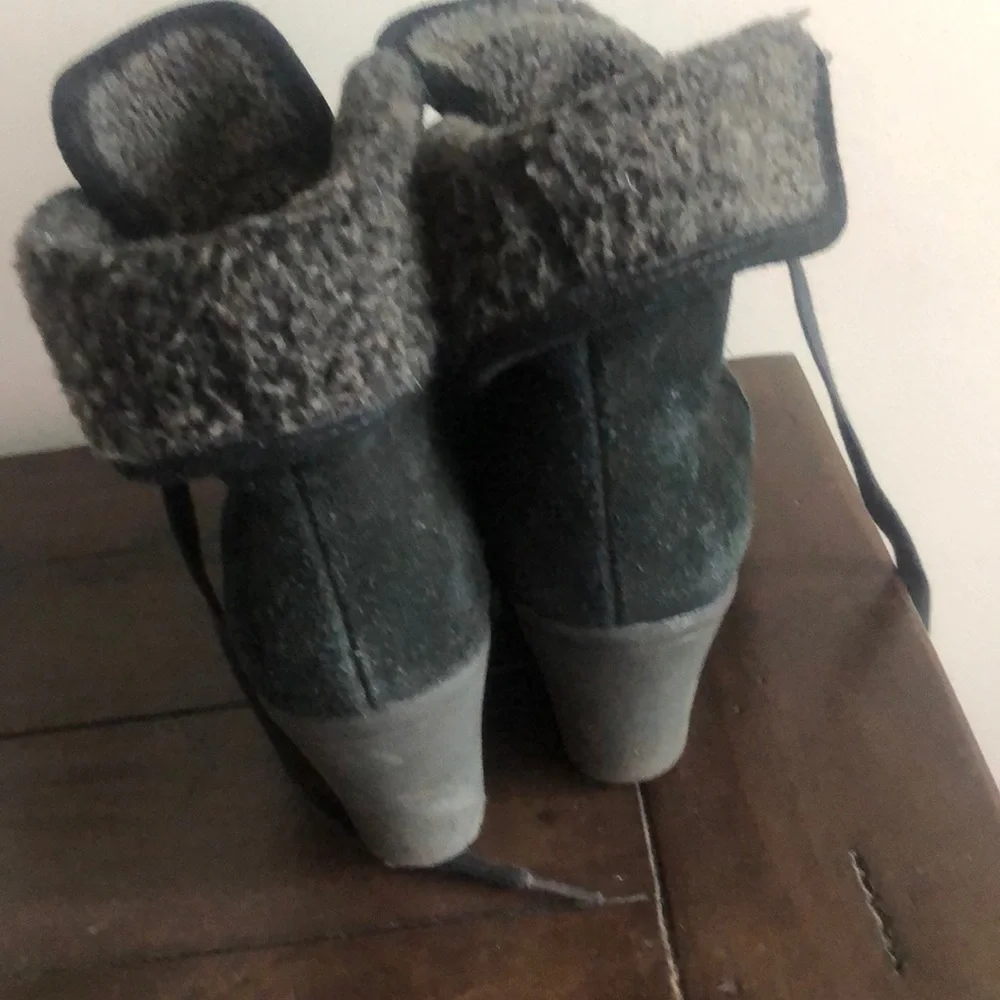 White mountain black suede KoKo boots